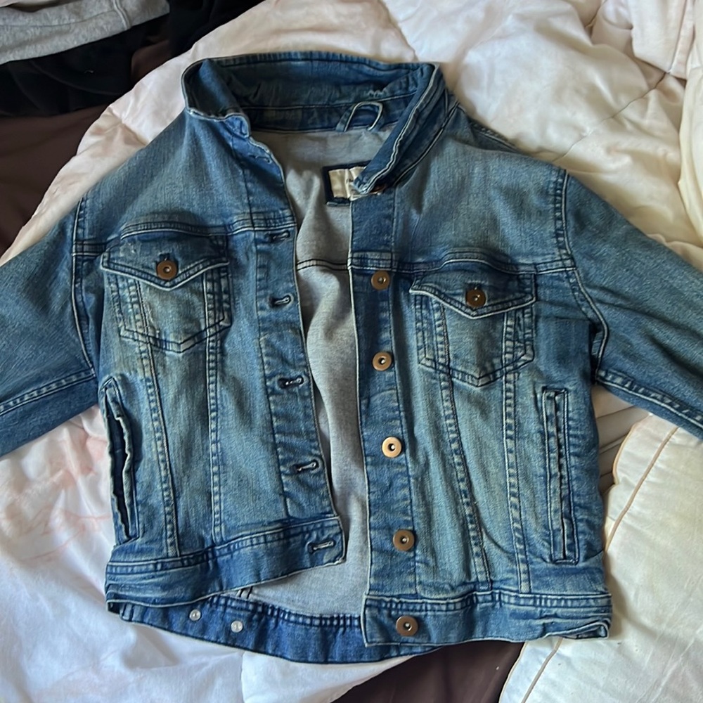Forever 21 button up Jean jacket relaxed fit, size medium, 100% cotton,
